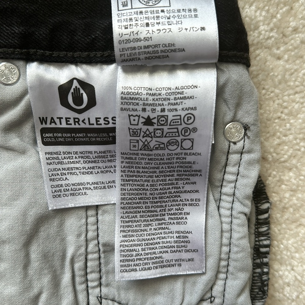 Levi's Women's Premium 501 Original Shorts - Picture 9 of 9